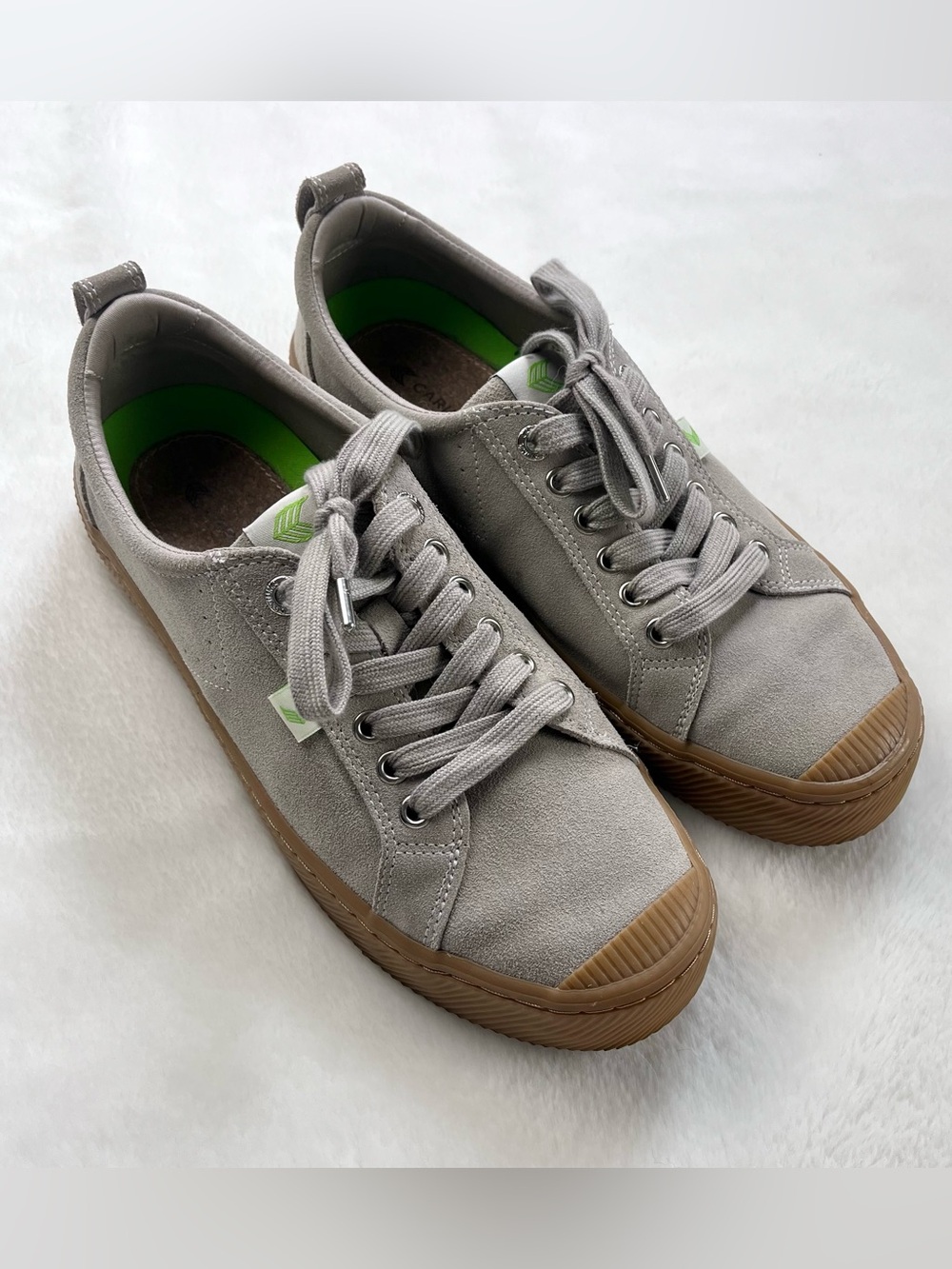 Cariuma Oca Low Gum Cloud Grey Suede Sneaker